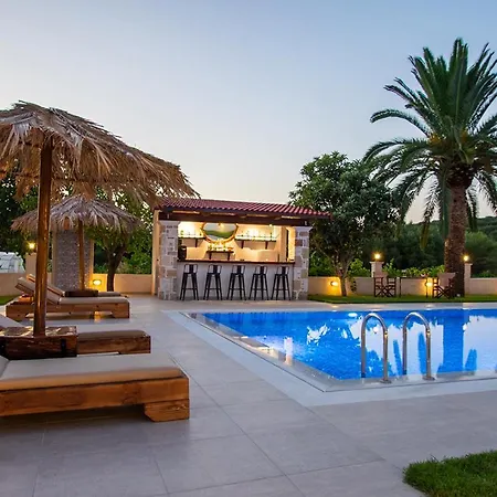 Villa Zissis & Pool 5min Drive To