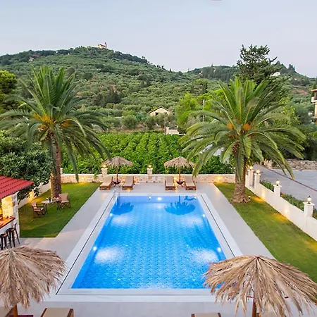 Zissis & Pool 5min Drive To